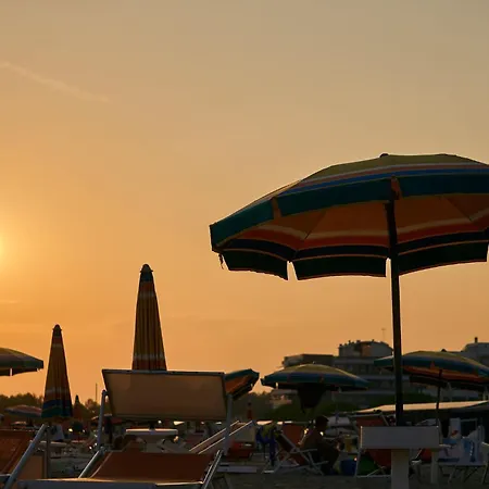 Salt Air And Soft Light Flat In Sunny Apartamento Bibione