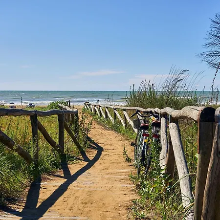 Salt Air And Soft Light Flat In Sunny Apartman *