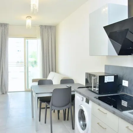 Salt Air And Soft Light Flat In Sunny Apartamento *