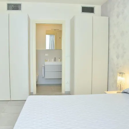 Salt Air And Soft Light Flat In Sunny Apartment